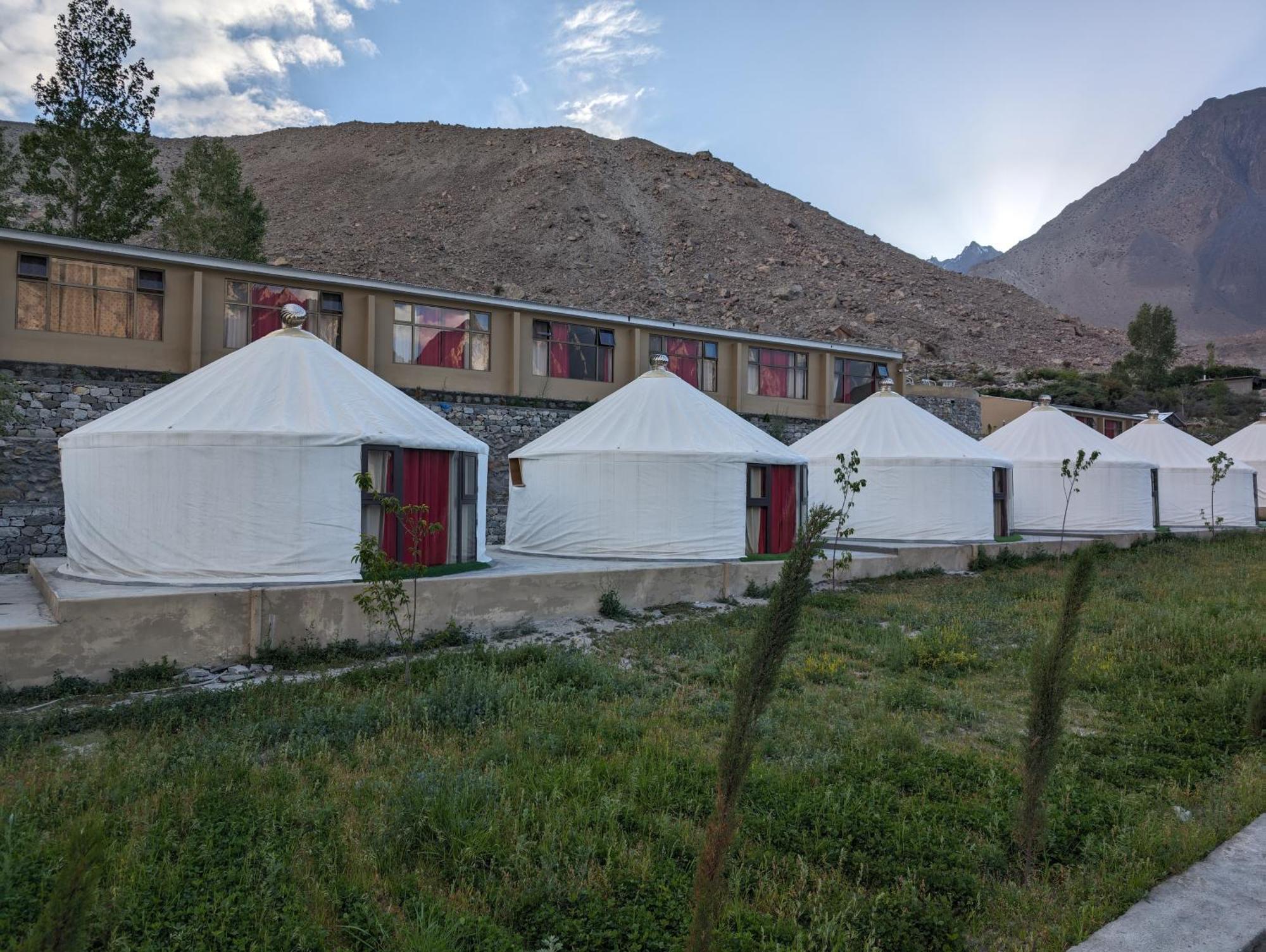 Apex Hotels And Resorts Hussaini Karimabad  ภายนอก รูปภาพ