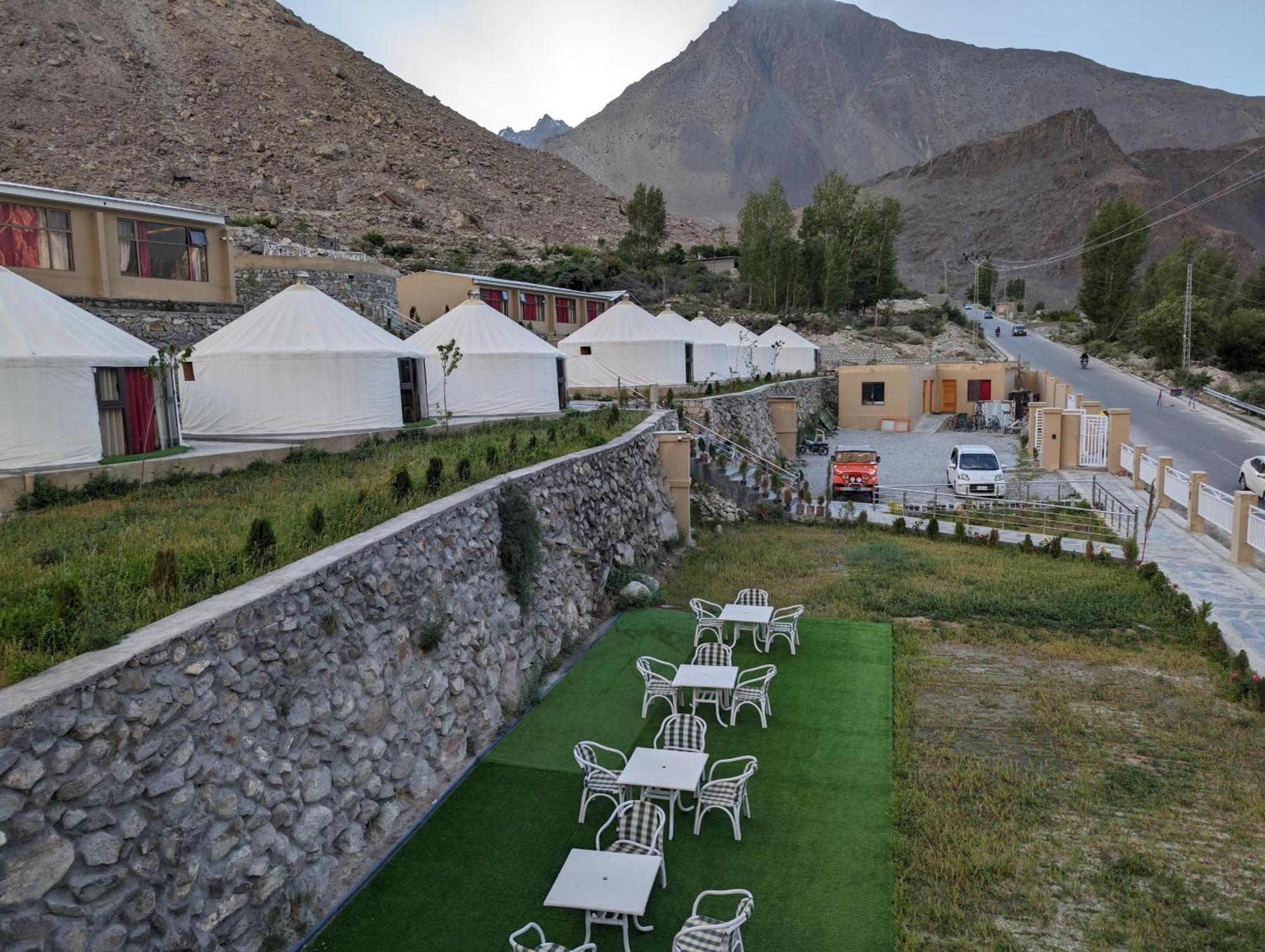 Apex Hotels And Resorts Hussaini Karimabad  ภายนอก รูปภาพ