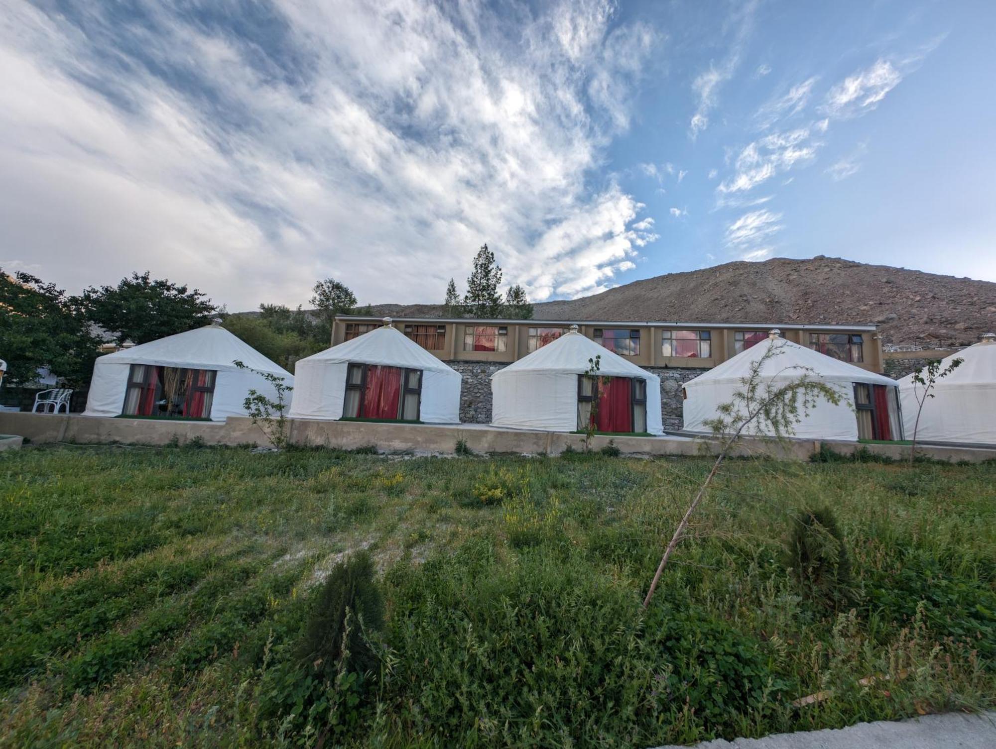 Apex Hotels And Resorts Hussaini Karimabad  ภายนอก รูปภาพ